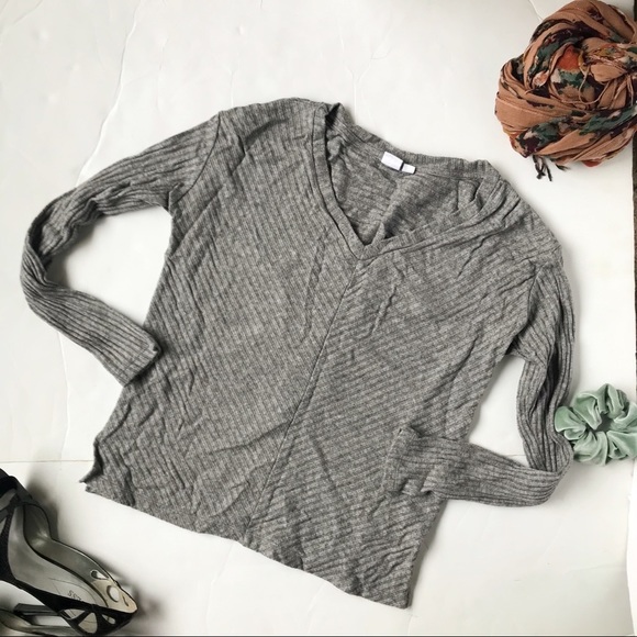 3/$20 Gap Ribbed Chevron Sweater in Gray - Picture 4 of 6